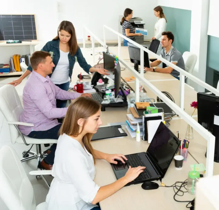 Equipo profesional trabajando con ordenadores en oficina