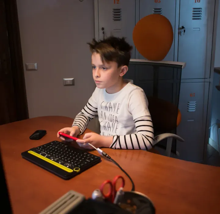 Alumno de Future Labs mostrando su videojuego en pantalla